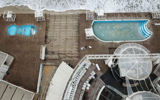 Клуб “Боно” демонтировал часть металлических подпорок на пляже в Аркадии (фото, аэросъемка) «фото»