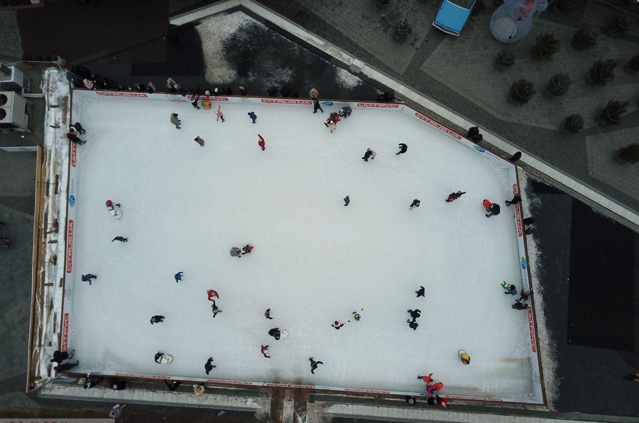 Десятки одесситов вышли на ледовый каток в Аркадии (фоторепортаж) «фото»