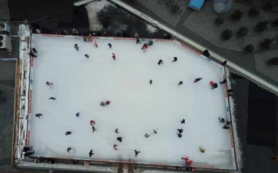 Десятки одесситов вышли на ледовый каток в Аркадии (фоторепортаж) «фото»