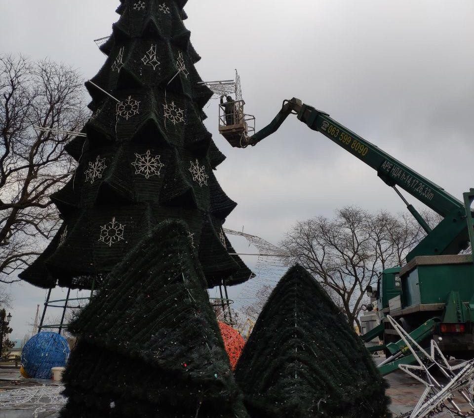 Праздники закончились: елку у мэрии демонтируют (фото) «фото»