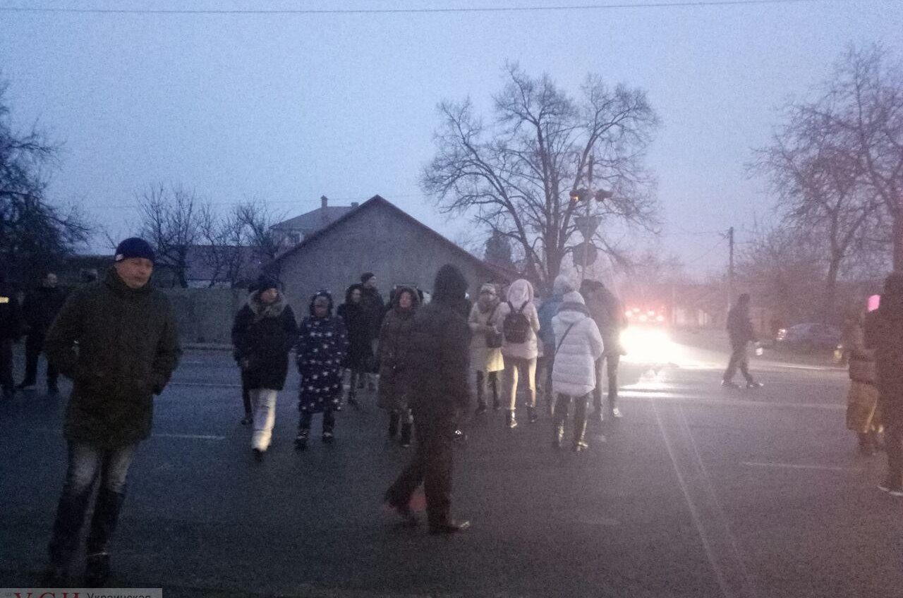 Одесситы перекрыли улицу Малиновского из-за высоких тарифов на электричество (фото, трансляция) «фото»