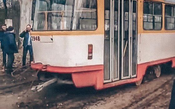 В районе площади 10-го Апреля трамвай сошел с рельсов и “потерял” колеса (фото) «фото»