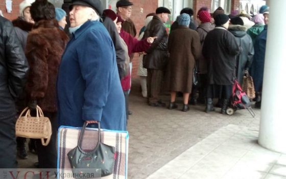 Давка за тысячу гривен: пенсионеры осаждают Черноморское управление соцполитики, чтобы получить монетизированные субсидии (видео) «фото»