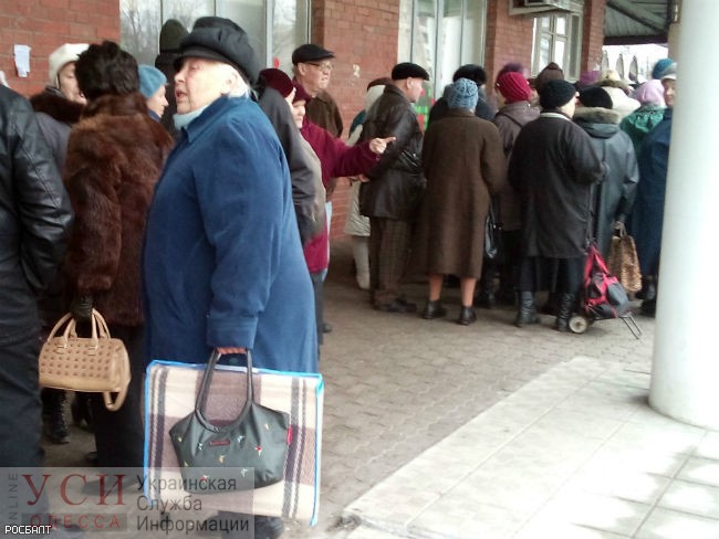 Давка за тысячу гривен: пенсионеры осаждают Черноморское управление соцполитики, чтобы получить монетизированные субсидии (видео) «фото»