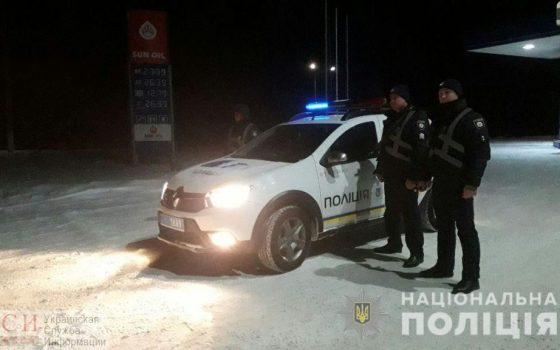 Полицейские спасли мужчину, который босиком в метель шел по трассе “Одесса-Болград” «фото»