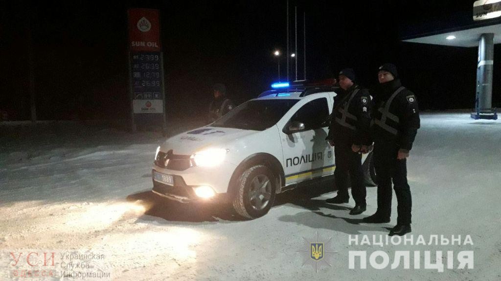 Полицейские спасли мужчину, который босиком в метель шел по трассе “Одесса-Болград” «фото»