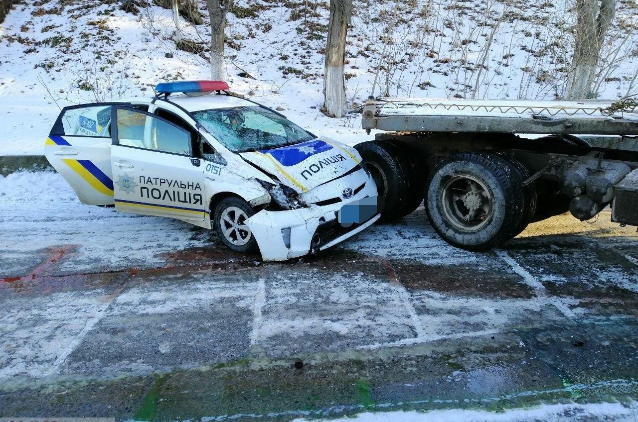 В Одессе грузовик въехал в машину патрульных: есть пострадавшие «фото»