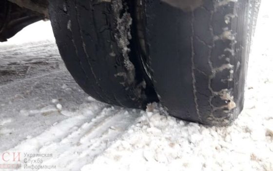 Две фуры на летней резине стали причиной огромного затора на Киевской трассе (фото) «фото»