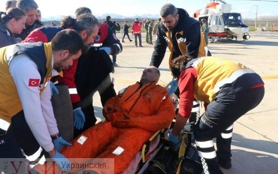 Украинские моряки, попавшие в кораблекрушение, находятся в больнице: их жизни ничего не угрожает «фото»