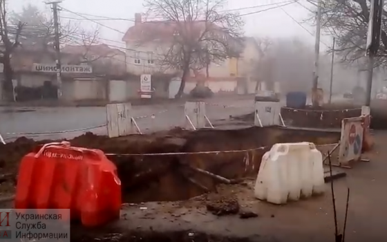 Провал на Львовской: неприятный запах и обвалы грунта обеспокоили местных жителей (видео) «фото»