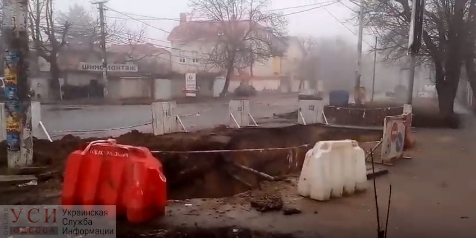 Провал на Львовской: неприятный запах и обвалы грунта обеспокоили местных жителей (видео) «фото»