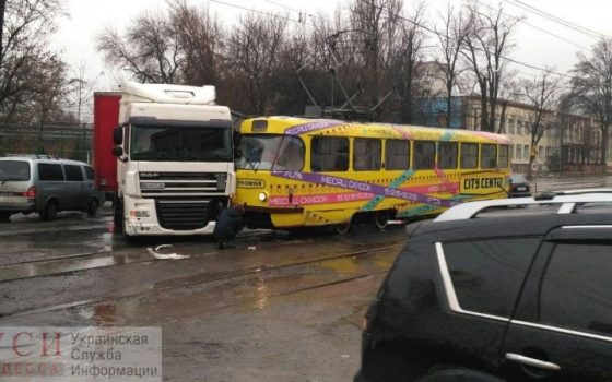 На 8-й станции Фонтана трамвай протаранил фуру (фото) «фото»