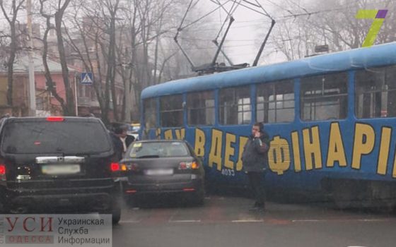 Легковой автомобиль врезался в трамвай возле института МВД: вагон перегородил дорогу – большая пробка «фото»