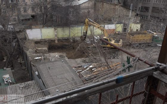 Стройка между домами: на территории бывшего детского сада в центре города началось строительство многоэтажного здания (фото)    «фото»