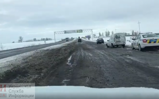 Трассу Одесса-Киев занесло снегом: у ям дежурят полицейские (видео) «фото»