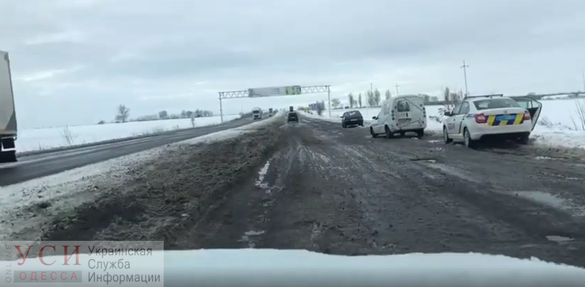 Трассу Одесса-Киев занесло снегом: у ям дежурят полицейские (видео) «фото»
