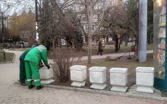 Нефункционально и непрактично: директор “Горзелентреста” пообещал убрать бетонные вазоны на Привокзальной, установленные без его согласия (фото) «фото»