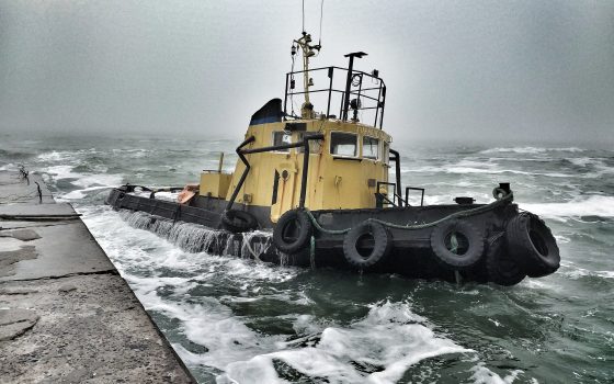 Застрявший у одесского пляжа буксир контрабандистов планируют транспортировать только после ремонта: пока из него в море вытекает топливо (фото) «фото»