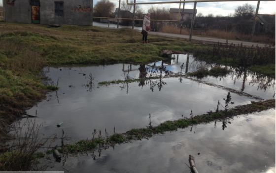 Под Одессой рядом с детсадом образовалась зловонная лужа нечистот из канализационной станции мясокомбината (фото) «фото»