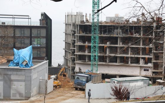 Со стройки на Ланжероне, где погиб человек, сняли арест: там работает техника того же подрядчика (фото, видео) «фото»