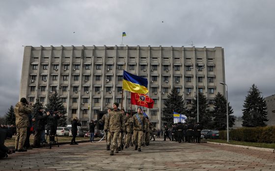 В память о Героях Небесной Сотни у Одесской обладминистрации возложили цветы (фото) «фото»