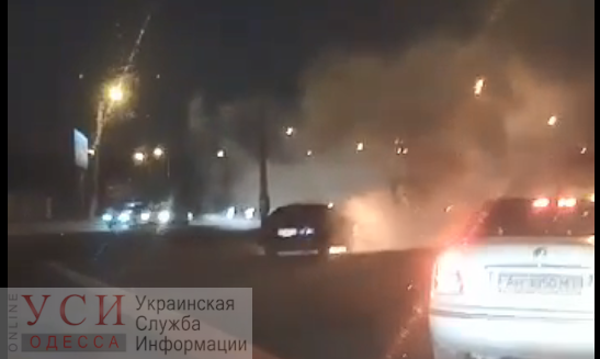 Пламя из-под капота: в Одессе автомобиль загорелся на ходу (видео) «фото»