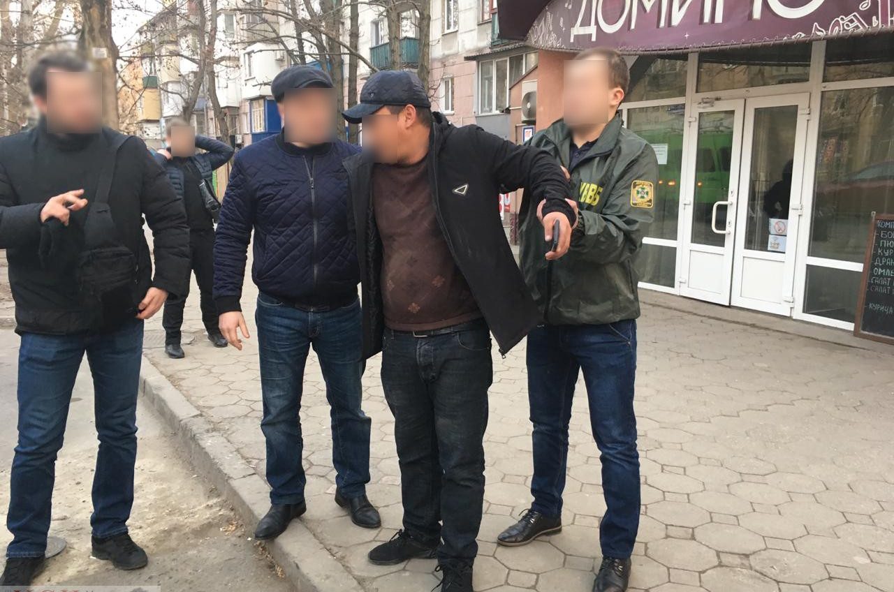Поймали на горячем: иностранец хотел дать взятку пограничнику за незаконное пребывание его товарищей на территории Украины (фото) «фото»
