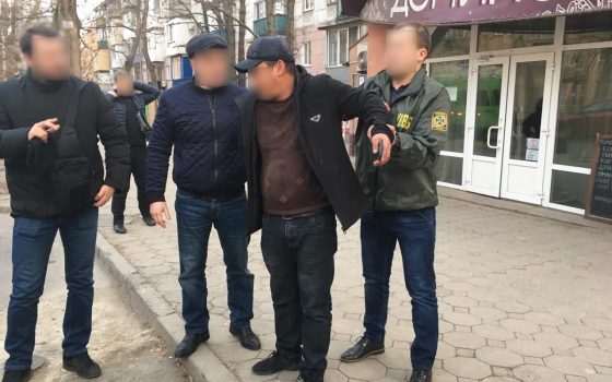 Поймали на горячем: иностранец хотел дать взятку пограничнику за незаконное пребывание его товарищей на территории Украины (фото) «фото»