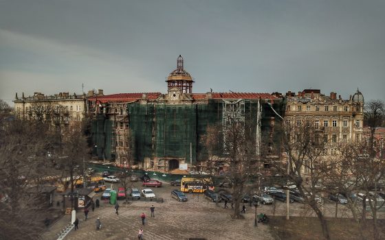 Реконструкция дома Руссова: почти установили основу для новой крыши и начали строить балконы (аэросъемка) «фото»