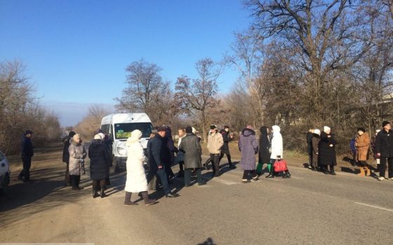 Жители военного городка в Хлебодарском перекрыли трассу на Молдову: люди 5 дней живут без воды, тепла и электричества (фото) «фото»