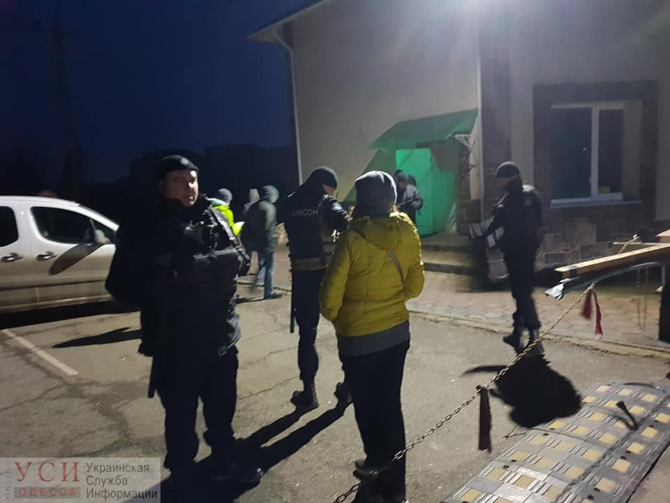 Захват черноморских овец: на место выехала полиция, волонтерам удалось зайти в загон (фото, видео) «фото»