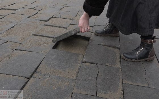 Возле “евромэрии” расползается недавно уложенная плитка (фото) «фото»