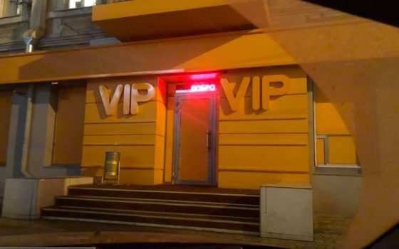 Полиция блокирует активистов, вывозящих технику из игорного клуба (фото) ОБНОВЛЕНО «фото»