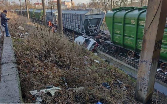 Хмельное утро: иномарка вылетела с дороги на рельсы и врезалась в поезд «фото»