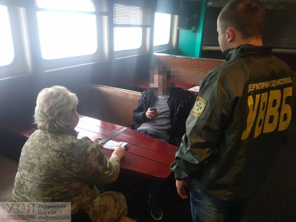 Гражданин Грузии пытался дать взятку одесским пограничникам: ему запретили въезд в Украину на три года (фото) «фото»