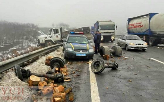 На трассе “Одесса – Киев” из-за ямы массовое ДТП: одно авто перевернулось, в полицейскую машину въехал грузовик (фото) «фото»