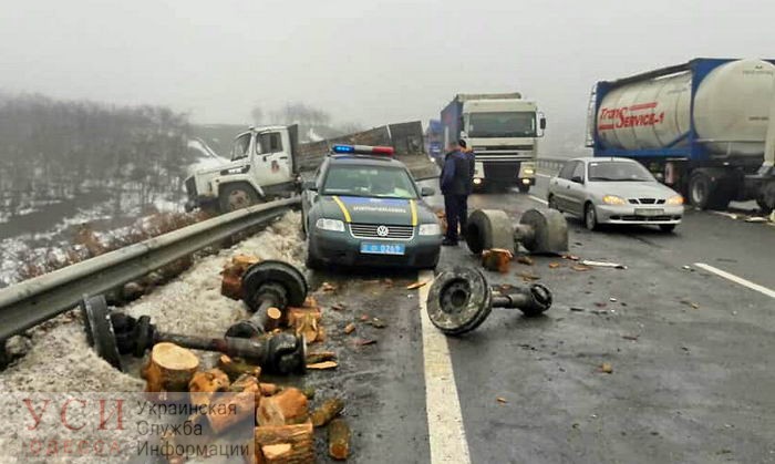 На трассе “Одесса – Киев” из-за ямы массовое ДТП: одно авто перевернулось, в полицейскую машину въехал грузовик (фото) «фото»