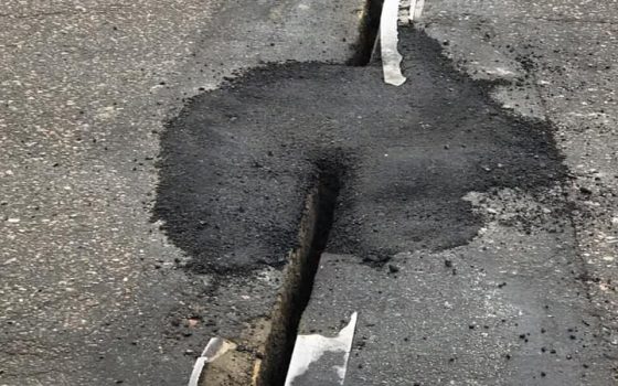 На Хаджибеевском мосту заделали легендарную яму, которая кормила мобильный шиномонтаж (фото) «фото»