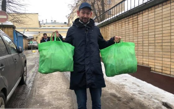 Плененным морякам в СИЗО Москвы передали еду и письма огромными пакетами (фото) «фото»