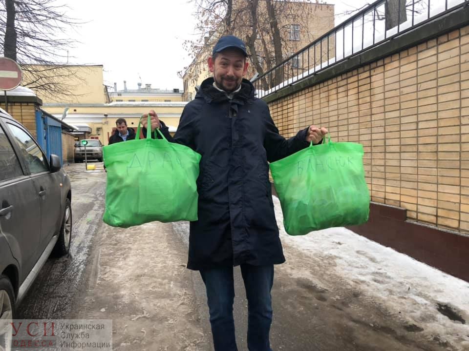 Плененным морякам в СИЗО Москвы передали еду и письма огромными пакетами (фото) «фото»