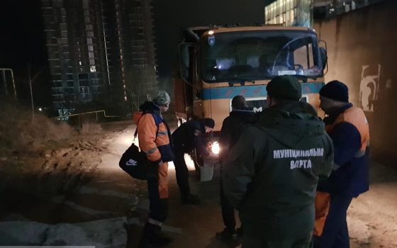 Водитель мусоровоза открыл стрельбу на выезде с Трассы здоровья (фото) «фото»