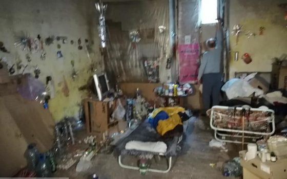 В Одессе мужчина с 1998 года не выходил из квартиры – жилье стало свалкой (фото) «фото»