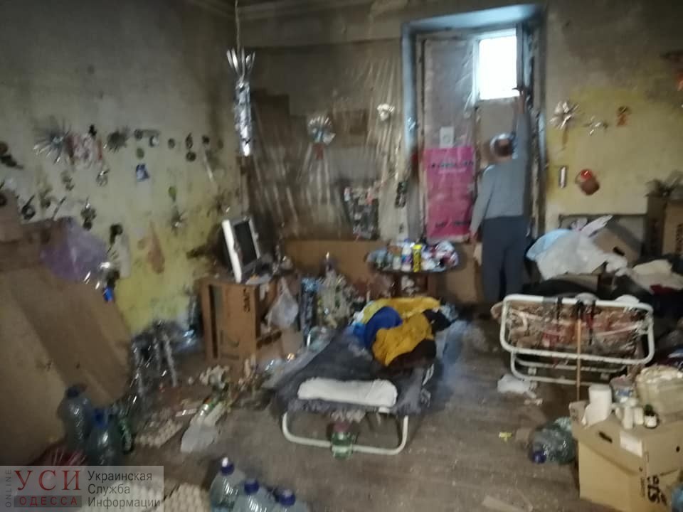 В Одессе мужчина с 1998 года не выходил из квартиры – жилье стало свалкой (фото) «фото»
