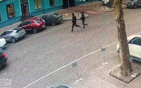 В центре Одессы разбойники ограбили мужчину и прибежали к облуправлению полиции: их задержали на месте «фото»