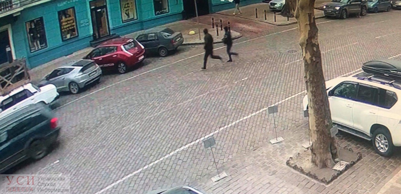 В центре Одессы разбойники ограбили мужчину и прибежали к облуправлению полиции: их задержали на месте «фото»