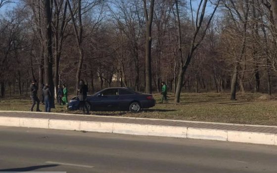 Возле стадиона “Черноморец” автомобилистка снесла столб и застряла на газоне (фото) «фото»