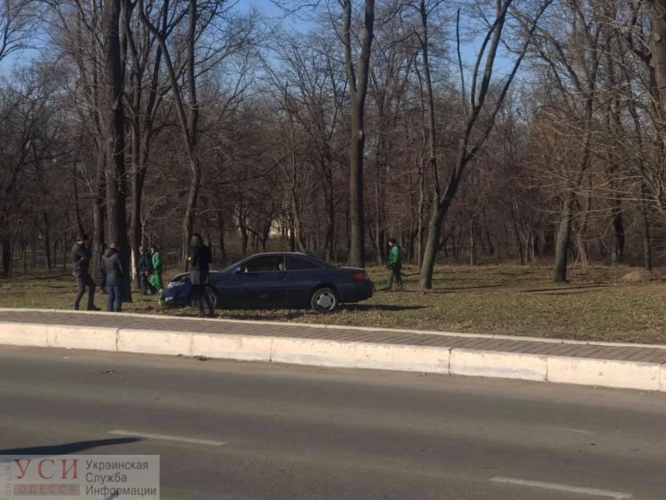 Возле стадиона “Черноморец” автомобилистка снесла столб и застряла на газоне (фото) «фото»
