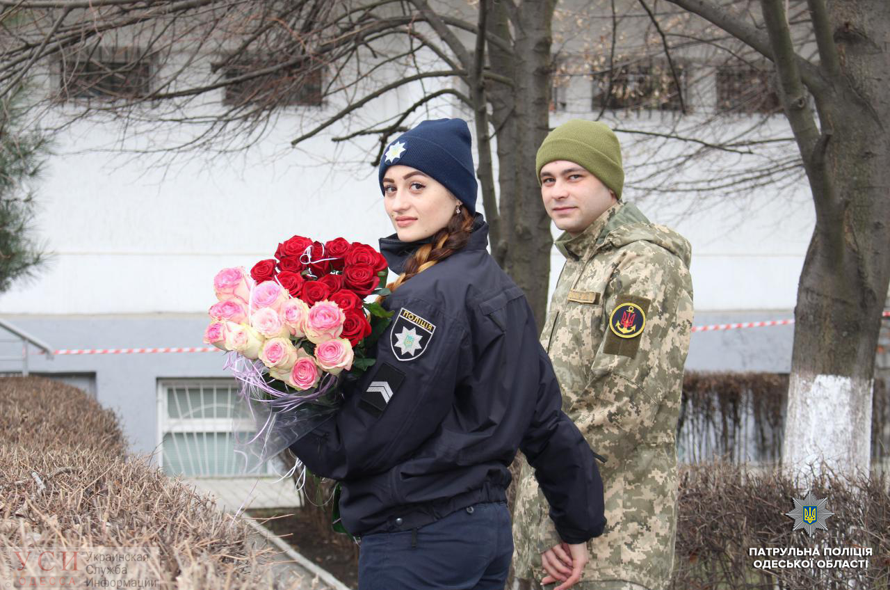 Она ответила: “Да” – участник АТО сделал предложение патрульной во время построения в Одессе (фото) «фото»