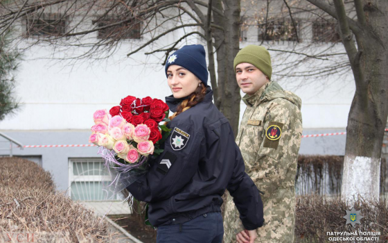 Она ответила: “Да” – участник АТО сделал предложение патрульной во время построения в Одессе (фото) «фото»