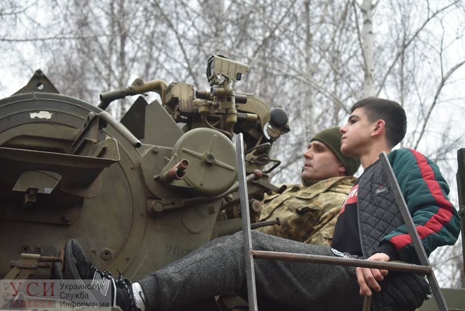 В Одесской воинской части ветераны ООС показали боевую технику для детей «фото»